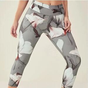 FABLETICS MIRAGE GRAY FLORAL GIA CAPRI ZIPPER BACK POCKET XS‎